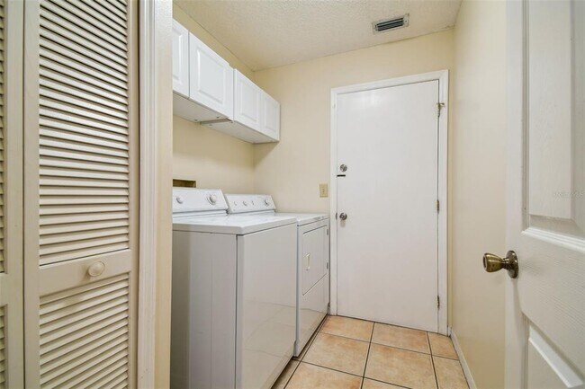 Building Photo - 2342 Tioga Dr