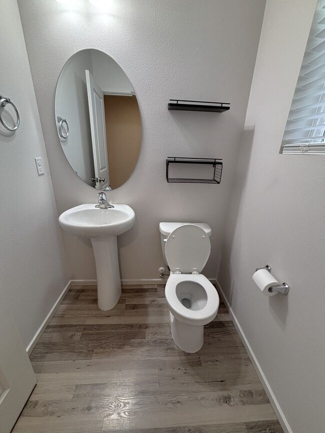 Building Photo - MOVE-IN SPECIAL!