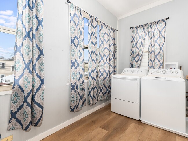 Building Photo - 3345 N Springfield Ave