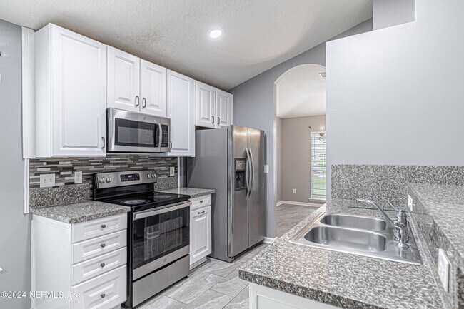 Building Photo - 2243 Trailwood Dr
