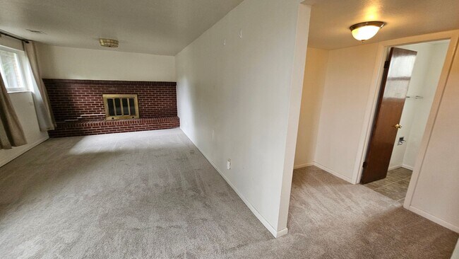 Building Photo - Spacious Bi Level home backing to open spa...