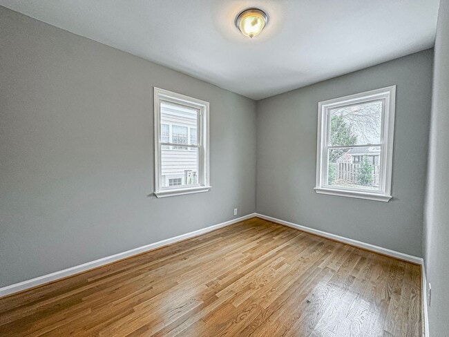 Building Photo - Charming 3 Bed 3 Bath Sitting On A Large Lot In Beautiful Summit Veitch