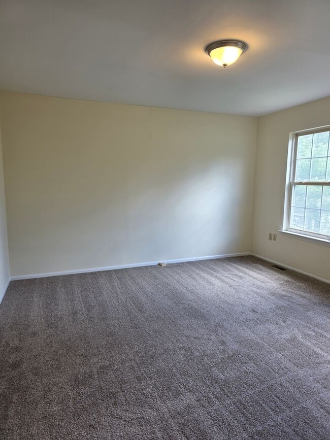 Building Photo - 13 Farland Way