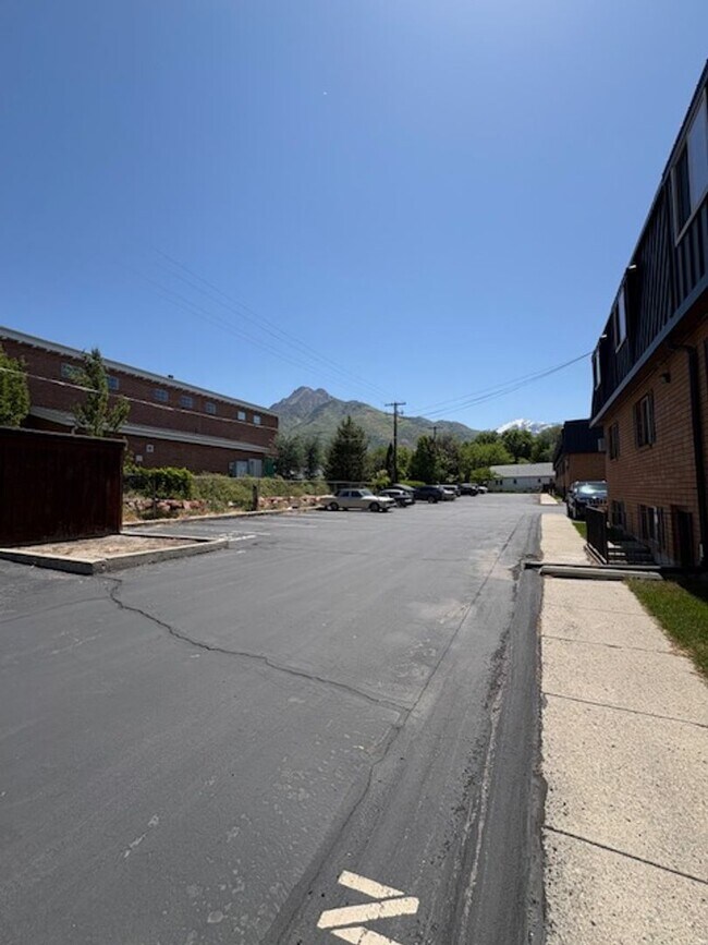 Building Photo - 2 Bedroom Apartment in Holladay!