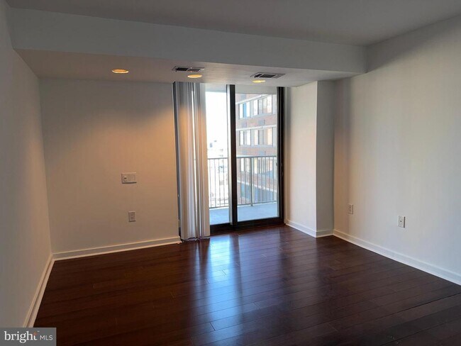 Building Photo - 1420 Locust St