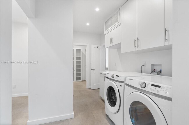 Building Photo - 205 N Hibiscus Dr
