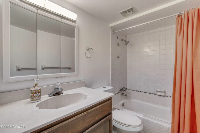 Building Photo - 400 Oakridge Blvd