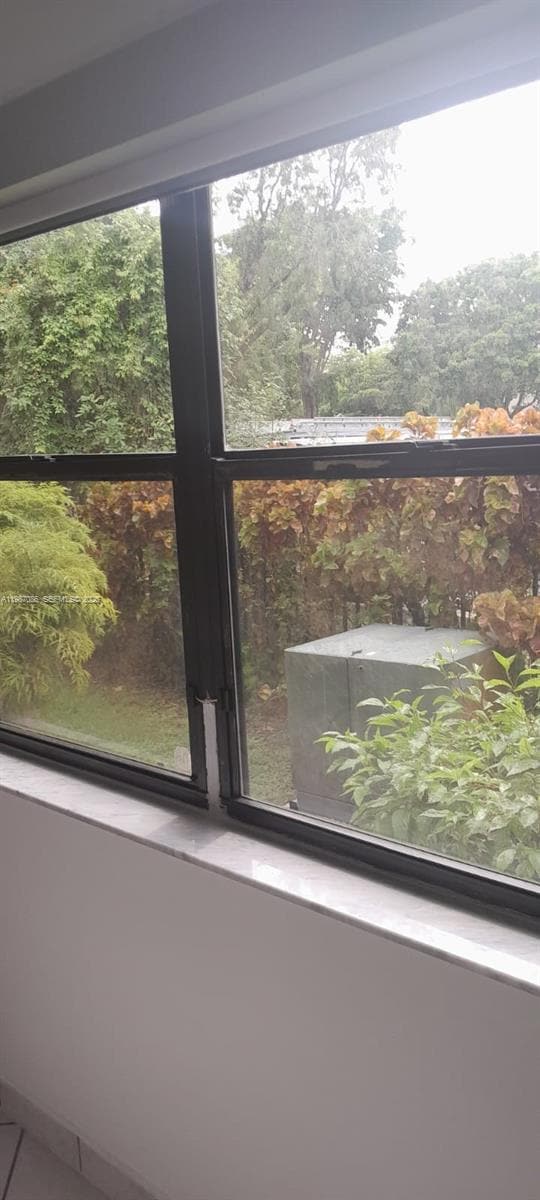 Building Photo - 9437 Fontainebleau Blvd