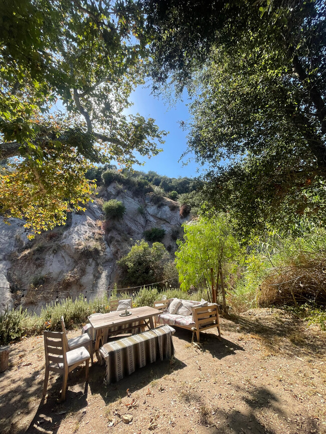 Building Photo - 1391 Old Topanga Canyon Rd