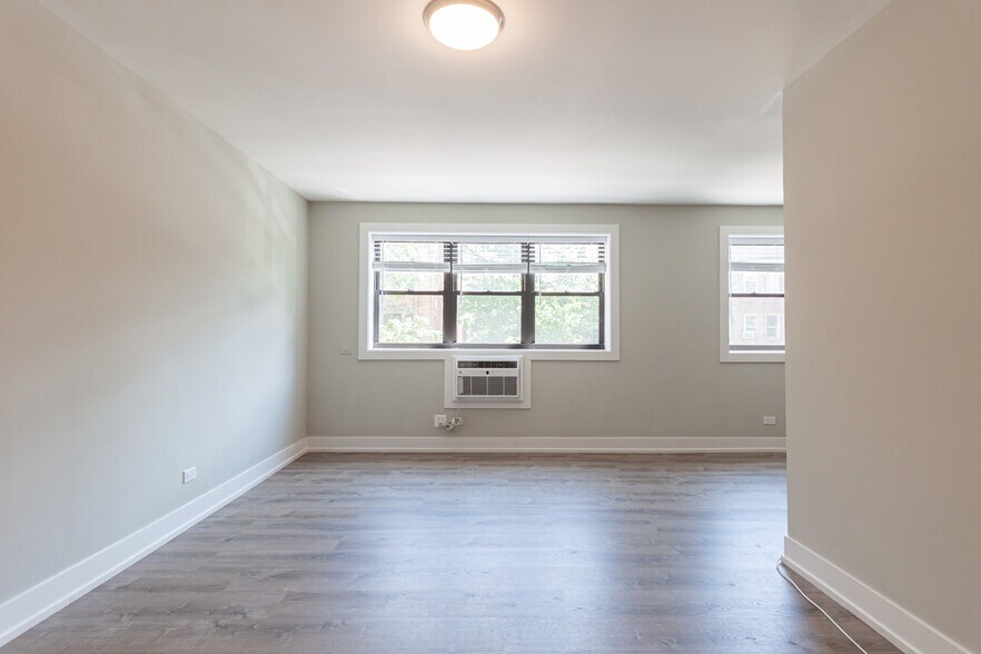 Building Photo - 525 W Surf St