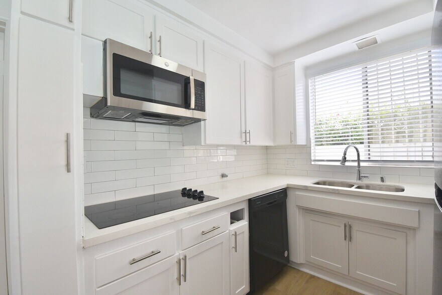 Building Photo - 5230 Vesper Ave