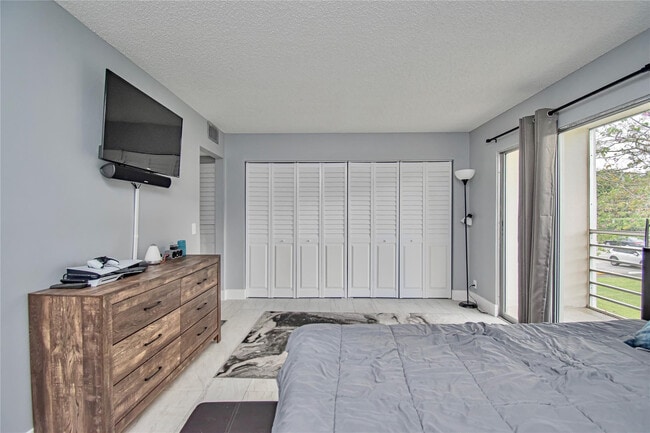 Building Photo - 436 Fanshaw K