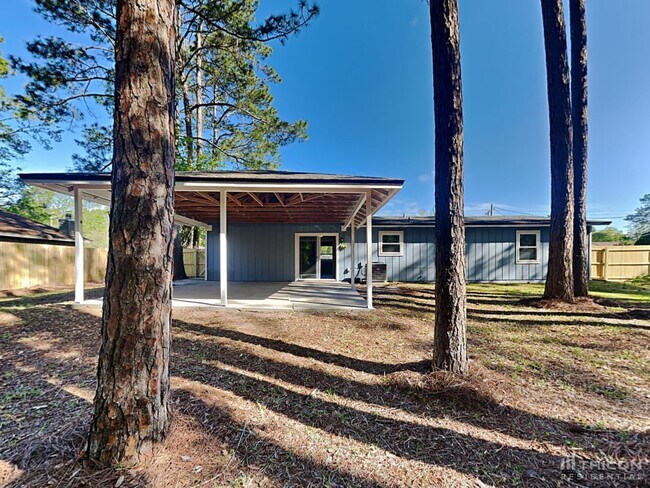 Building Photo - 2731 Greenwood Ln W