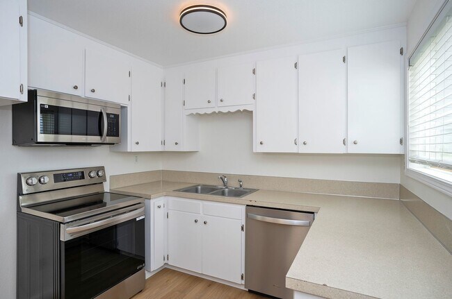 Building Photo - Remodeled 2BR w/ Garage, Fenced Yard & Stainless Steel Appliances