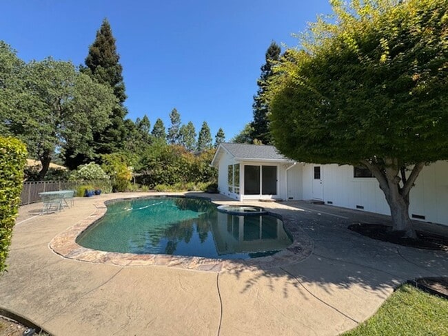 Building Photo - Single level home with pool in Whitegate c...