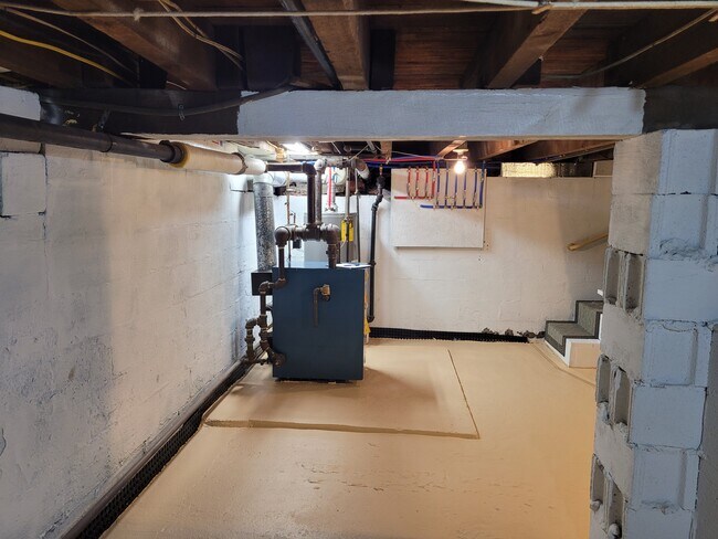 Building Photo - 21 Cook St