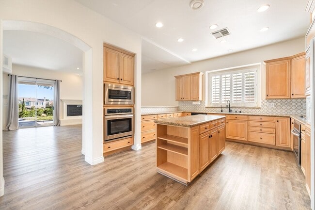 Building Photo - Queensridge Beauty - 5 bedroom on a 1/4+ acre lot