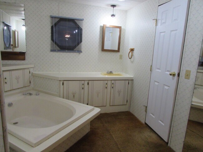 Building Photo - Charming 2 Bed/2.5 Bath - Approx 1 Acre of...