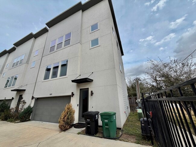 Building Photo - 2632 Bastrop St