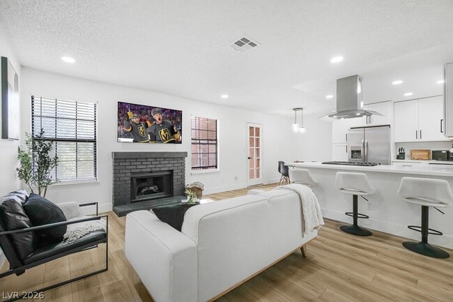 Building Photo - 5576 W Rochelle Ave.