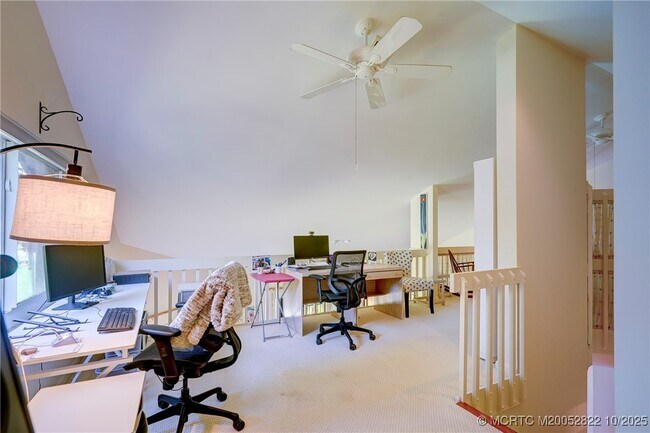 Building Photo - 233 NE Edgewater Dr