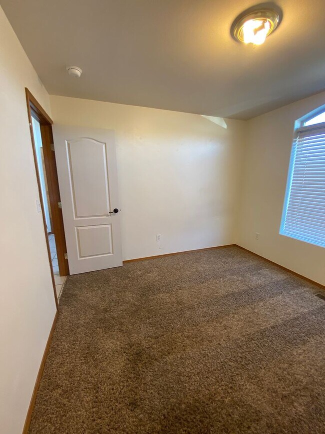 Building Photo - April Rent Free - House with Triple Car Garage