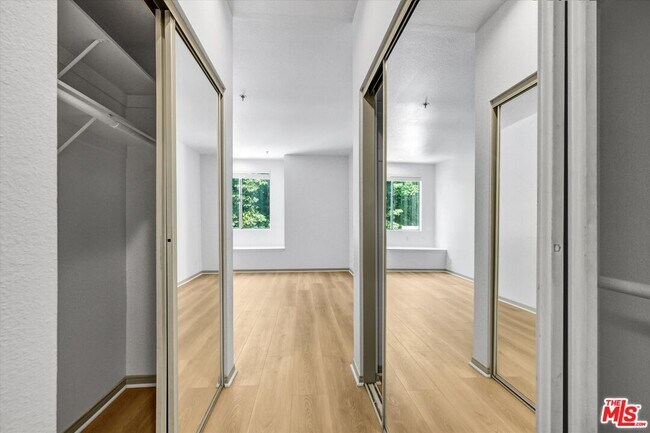 Building Photo - 2222 Beachwood Dr