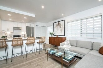 Building Photo - 767 Eastshore Terrace