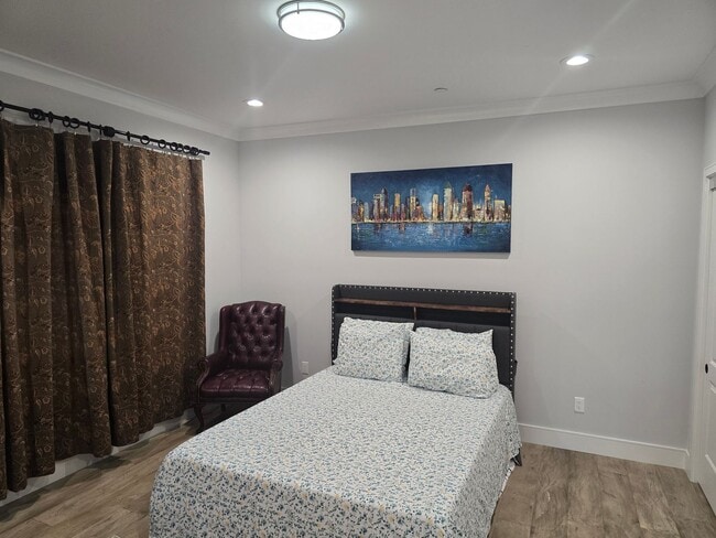Building Photo - Fully Furnished 2 Bed, 2 Bath Townhome – 5...