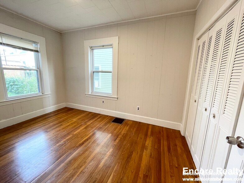 Building Photo - 122 Buttonwood St