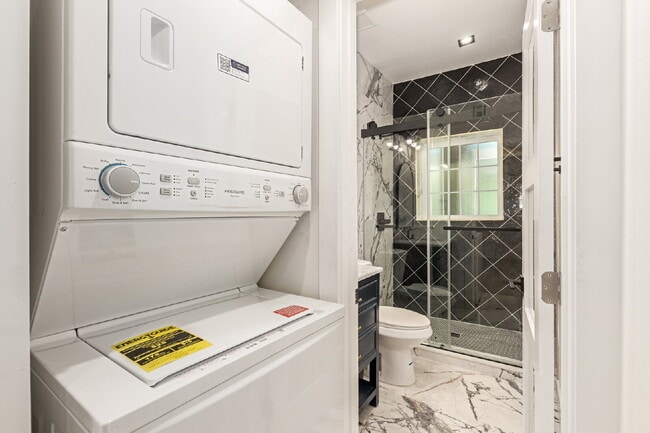 Building Photo - Gorgeous 2-Bed, 2-Bath duplex in the Garfi...
