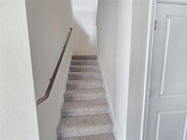 Building Photo - 220 Sun Grv Trl