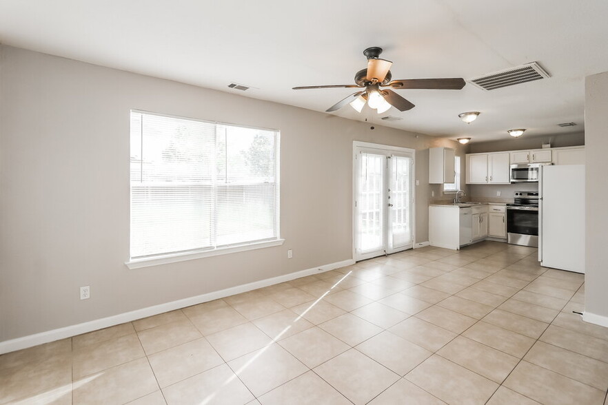 Building Photo - 7423 Village Lake Dr