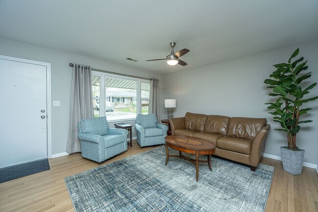 Building Photo - Charming Hanahan Ranch with Hardwood Floor...