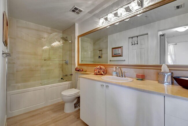 Building Photo - 802 W Windward Way