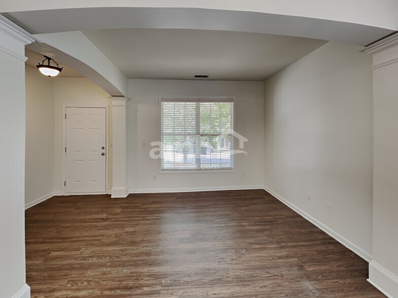 Building Photo - 9823 Jeanette Cir