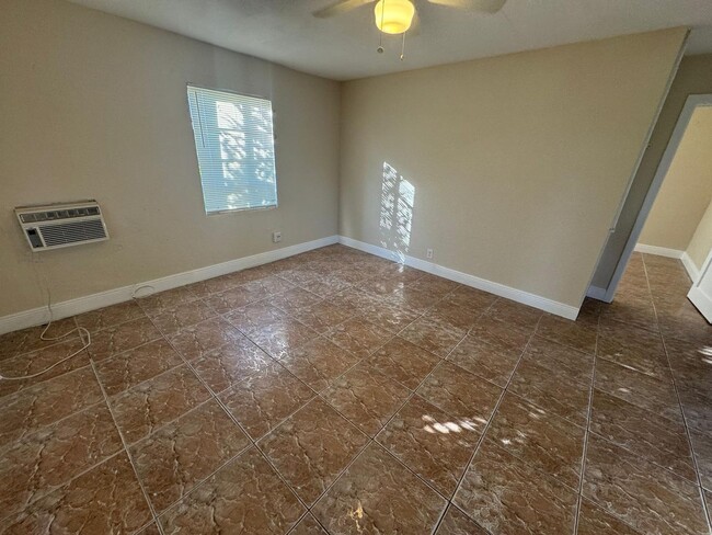 Building Photo - 2 Bedroom 1 Bath 2nd floor unit WATER INCL...