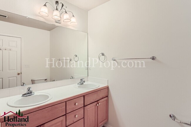 Building Photo - Charming and Comfortable Townhouse in Bethany Area!