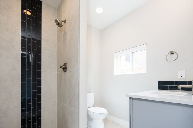 Building Photo - Modern 3 bed / 4 bath, 3 story townhome!