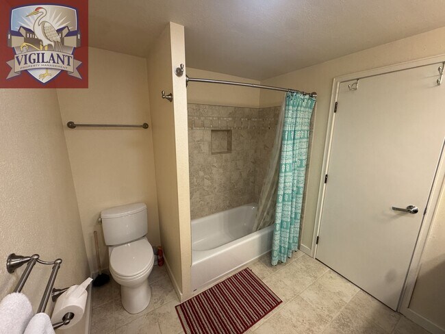 Building Photo - Amazing Furnished 4 bedroom home