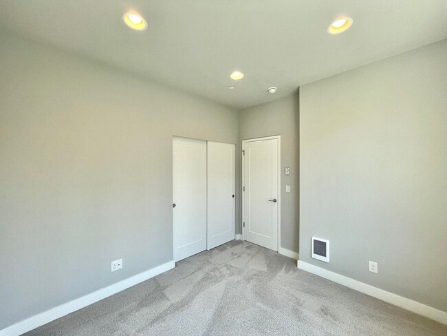 Building Photo - Great Townhome for rent