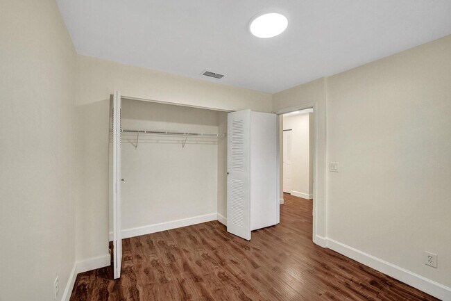 Building Photo - 949 Jade Ct