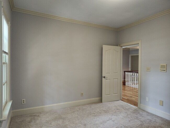 Building Photo - Stunning home located in the Popular Piper Glenn Community!