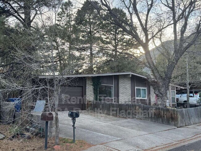 Building Photo - 4513 E Hollygreen Rd