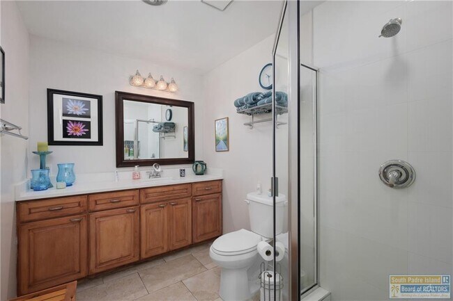 Building Photo - 505 W Esperanza Ave