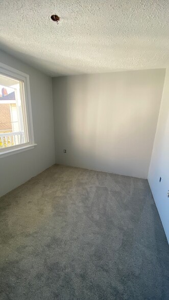 Building Photo - 226 E Cresse Ave