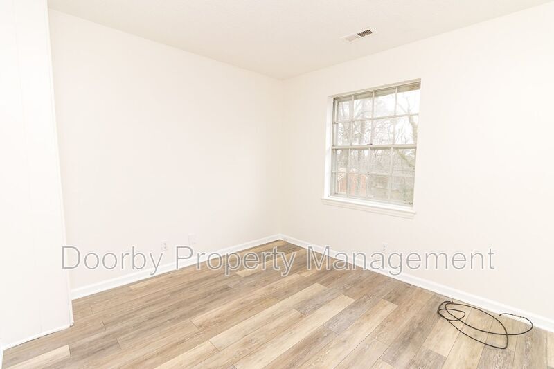 Building Photo - 303 Hillcrest Ave