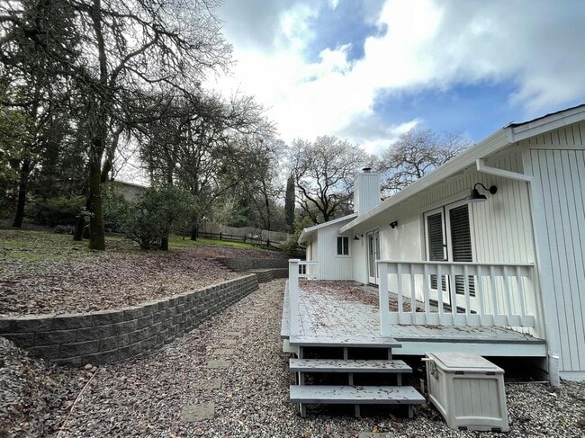 Building Photo - 3685 Fairway Dr