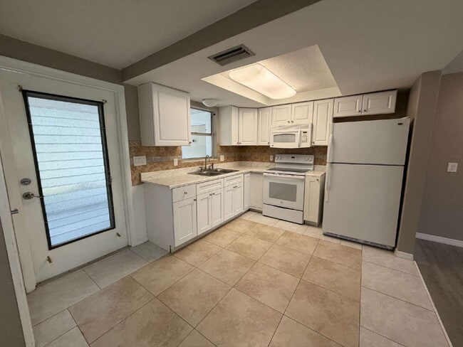 Building Photo - "Charming 2-Bedroom Duplex Retreat in New Port Richey - Perfect for Cozy Living!"