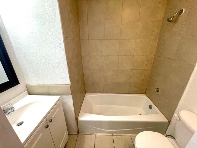 Building Photo - Cozy 3 Bedroom 2 Bathroom Townhouse In The NW!